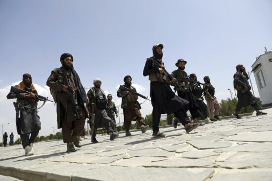 Mayakan kungiyar Taliban suna sintiri a birnin Kabul